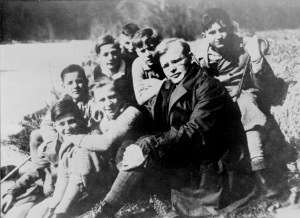 Bundesarchiv_Bild_183-R0211-316,_Dietrich_Bonhoeffer_mit_Schülern (1)